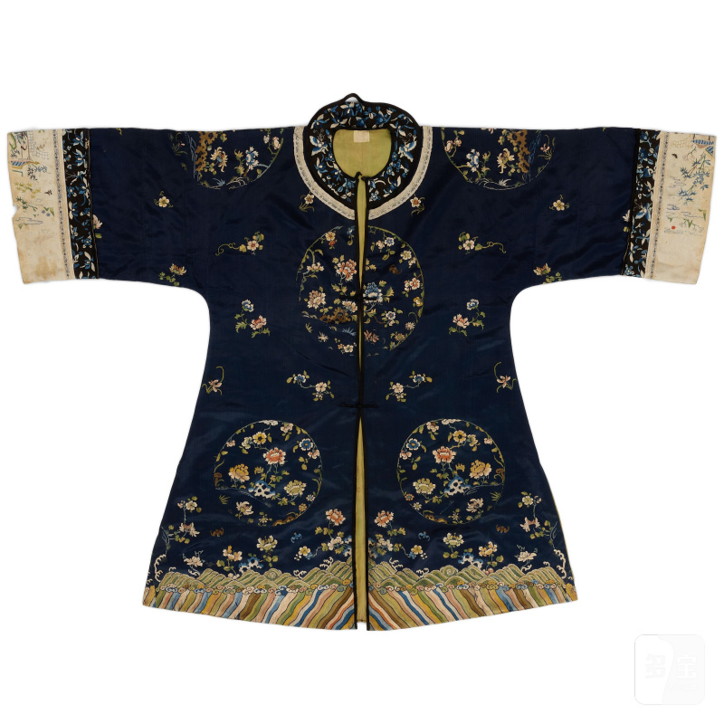晚清 深藍絲錦地繡團花紋女袍 及 紅地緙絲福壽紋女袍 | TWO LADY'S SILK ROBES - 图8